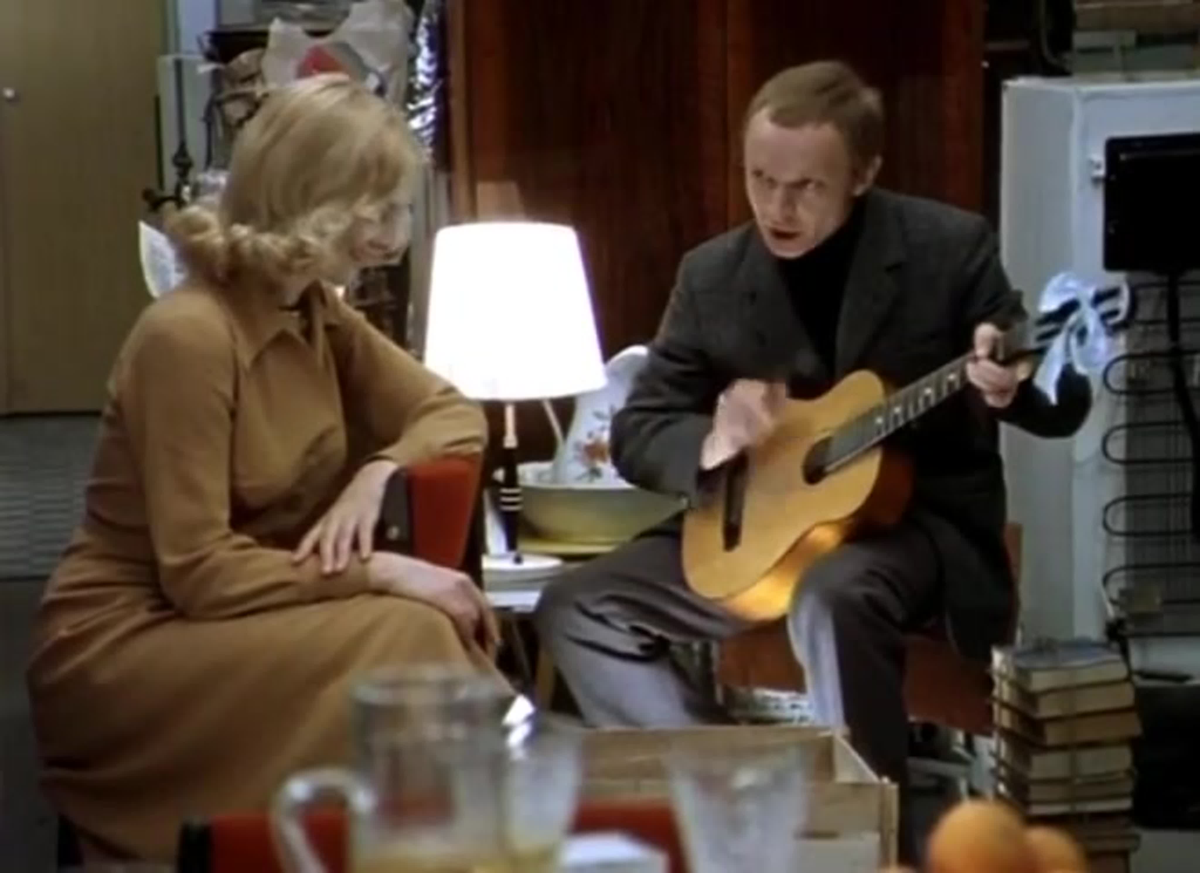 Ирония судьбы про. Ирония судьбы Женя Лукашин с гитарой. Ирония судьбы 1976.